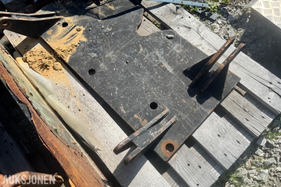 Festeplate/festebrakett i stål for redskapsmontering - gjennomgående boltehull i flere diametre - to gaffelfester med boring - påsveiset brakett med festeører