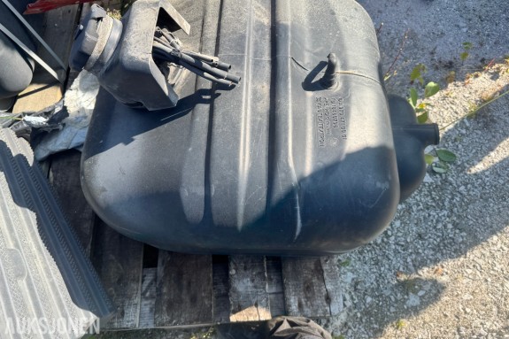 Mercedes-Benz drivstofftank i plast - delenummer A 970 471 00 01 - tanklokk med Mercedes-stjerne - nivågiver med kabelgjennomføring og strupenippel