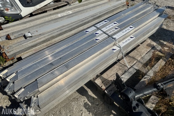 Parti lastebjelker/stag i aluminium - 1000 daN (kg) jevnt fordelt last - endebeslag i stål for skinnefeste - profiler med sporspor for lastsikring - flere lengder i samme parti