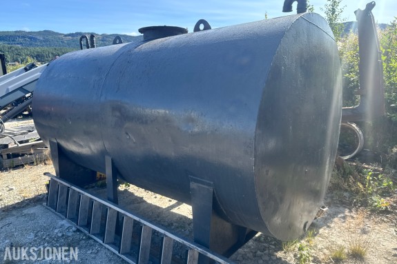 Dieseltank 6000L - lengde 300 cm - diameter 160 cm - pumpe Tuthill Fill-Rite Series 700A - mekanisk literteller - to avstengingsventiler - påfyllingsluke og løfteører