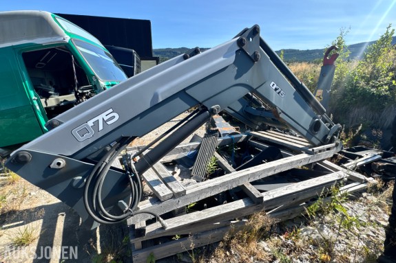 2010 Quicke DMQ75 frontlaster - slangesett med hurtigkoblinger og koblingsblokk - elektrisk tilkobling for tilleggsfunksjon - to løftesylindere og to redskapssylindere - hurtigfeste foran