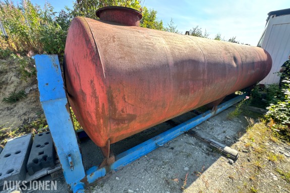 Ståltank vann på krokløft - lengde ca. 6,3 m - diameter ca. 1,5 m - montert på stålramme - mannhull med lokk - flere flensstusser på toppen - avstengningsventil med slangekobling