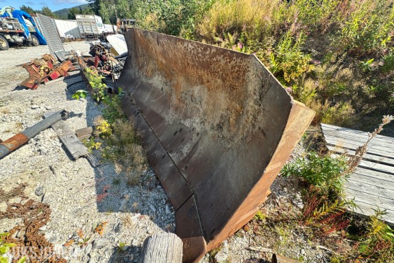 Dozer Brøyteskjær i stål - bredde ca. 340 cm - skjærhøyde ca. 110 cm - boltede slitestål i segmenter - gult skjær med dreieboss, sylinderfester og løfteøre - hydraulikkslange med spiralbeskyttelse