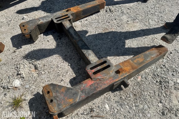 Stålramme til Bakpunktet kran - med to slissefester - sveiset U-form med tverrdrager - festeplater med boltehull i begge ender 