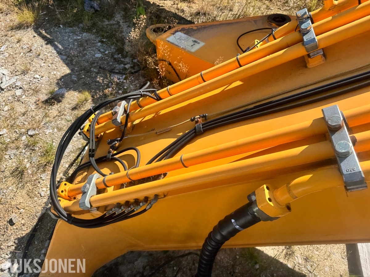 Gravemaskinbom Hyundai Robex 210 - hydrauliske sylindre montert - hydraulikkrør og slangesett - festeører for hurtigfeste