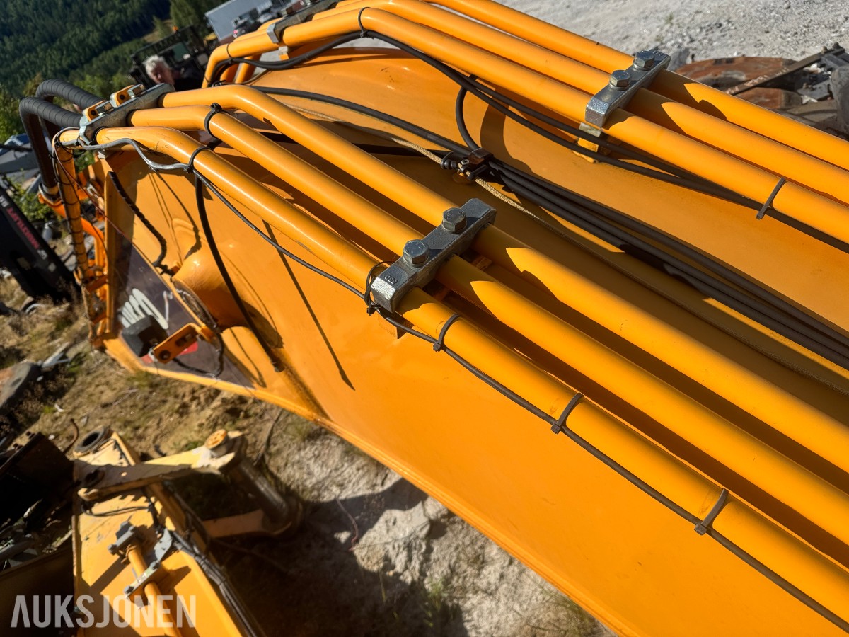Gravemaskinbom Hyundai Robex 210 - hydrauliske sylindre montert - hydraulikkrør og slangesett - festeører for hurtigfeste