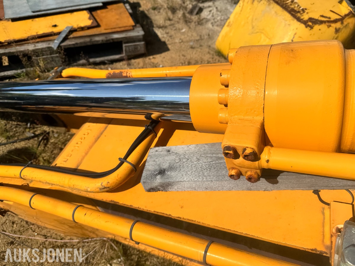 Gravemaskinbom Hyundai Robex 210 - hydrauliske sylindre montert - hydraulikkrør og slangesett - festeører for hurtigfeste