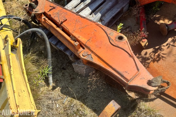 Gravearm til gravemaskin Hitachi X60 - montert hydraulisk sylinder - faste hydraulikkrør langs armen - bøssinger og lagerøyne i begge ender - innfesting for skuffe med styrestag