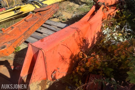 2009 Hitachi ZX130 - bom til gravemaskin - hydrauliske sylindere følger - hydraulisk motor med sylinderpakke - bøssinger og lagerøyne i innfesting