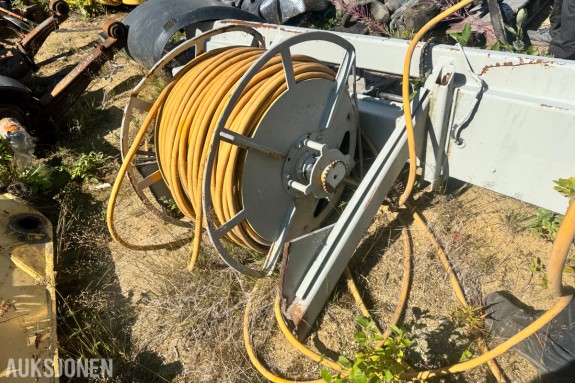 Kabeltrommel med gul kabel - stålramme i lys lakk - kjededrift med kjedehjul - nivåvikler med snekkeskrue og glidestykke - navlagret trommelaksel 