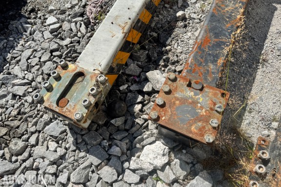 2 stk støtteben - gul og sort varselmerking - kvadratisk flensplate med 8 bolter - lengde ca 126 cm - komponenter til anleggsmaskin