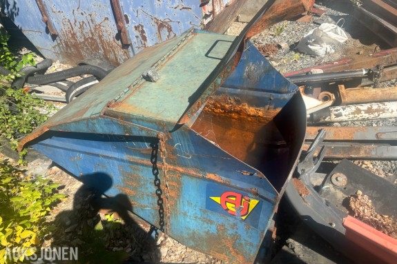 Tippcontainer merket AJ - vippecontainer i stål med hengslet lokk - gaffellommer i bunn for truck - utløserkjetting montert
