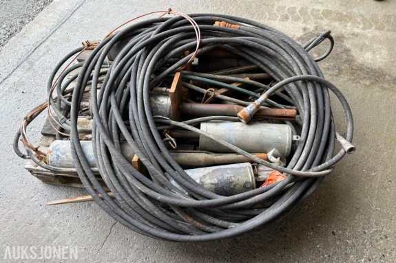 Fjellsplittingsutstyr med hydraulikkslanger og splitterutstyr