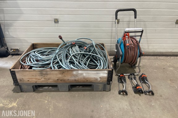 Stort parti hageslanger med slangetrommel og spredere