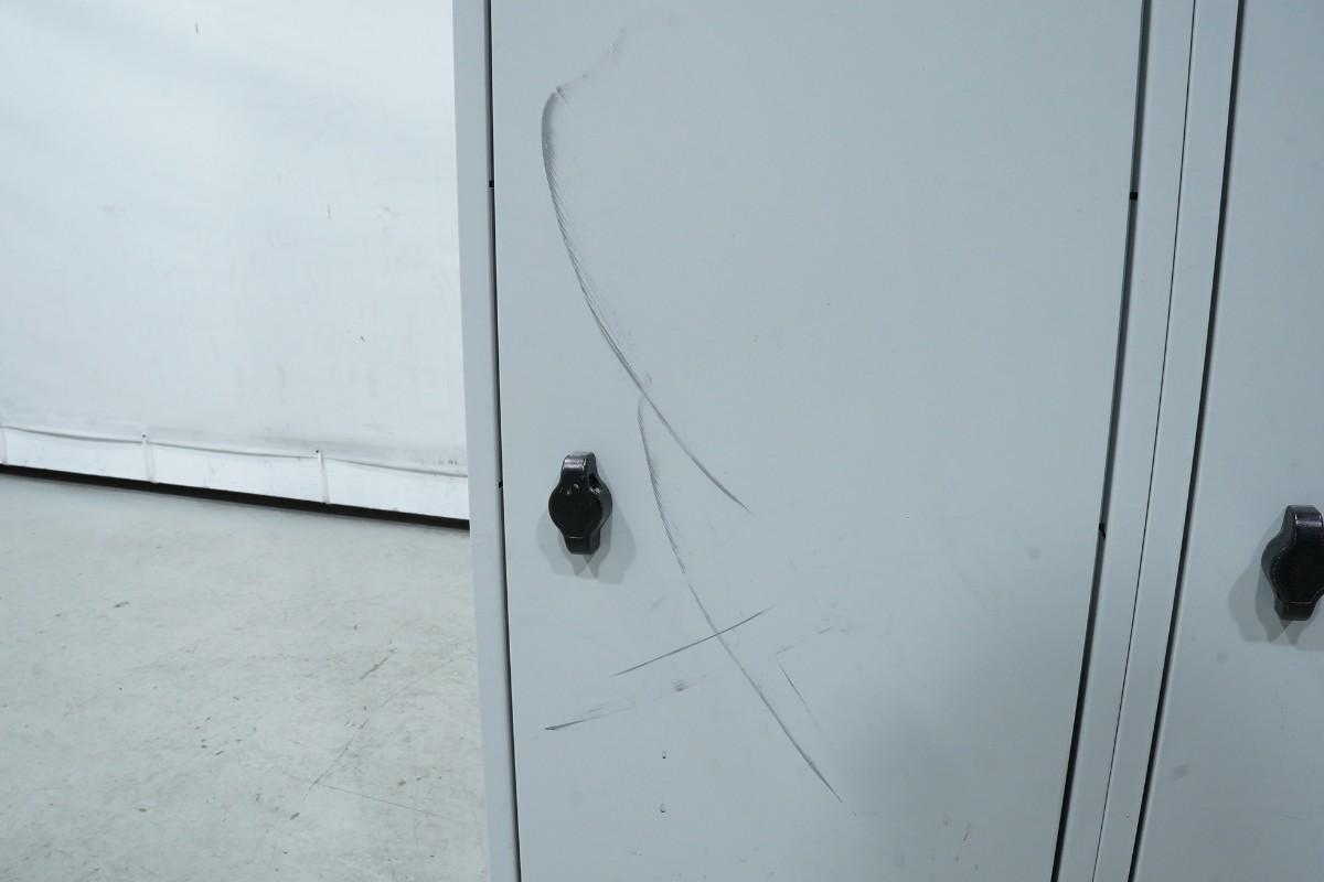 Garderobeskap i metall med 12 låsbare rom