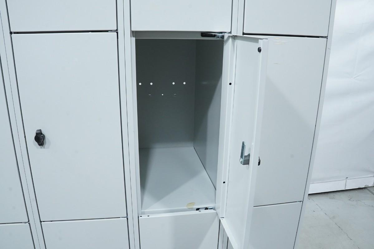 Garderobeskap i metall med 12 låsbare rom