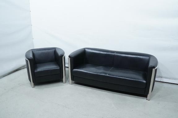 Sofagruppe med 2-seters sofa og lenestol – sort trekk og kromdetaljer