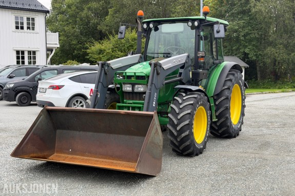 2010 John Deere 5100R Traktor - 3 126 t - Quicke Q45 frontlaster - 2 skuffer - pallegafler