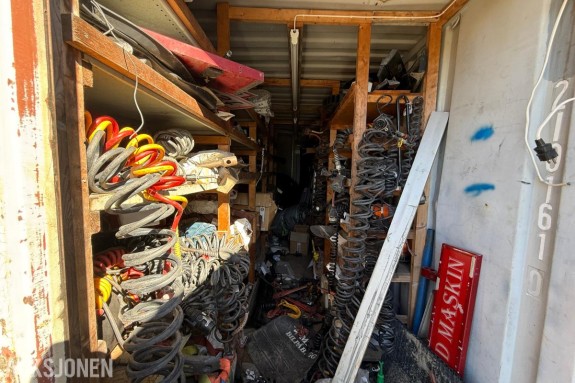 20 Fots container med stort parti lastebildeler
