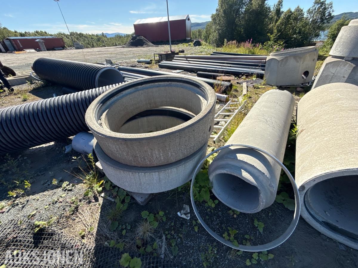 Stor pakke med rør, kummer og diverse materiell