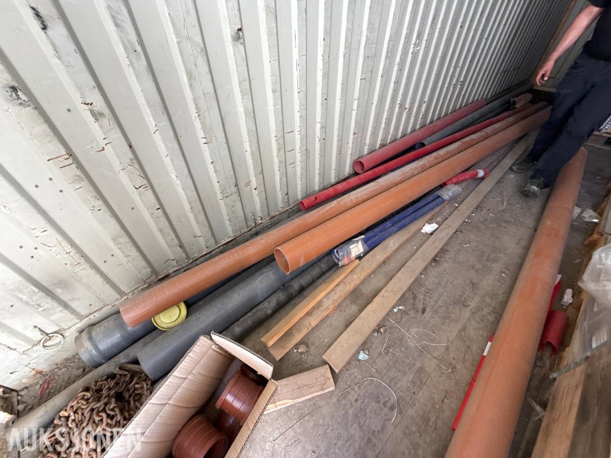 Stor pakke med rør, kummer og diverse materiell