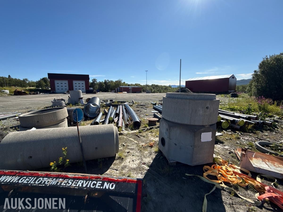 Stor pakke med rør, kummer og diverse materiell