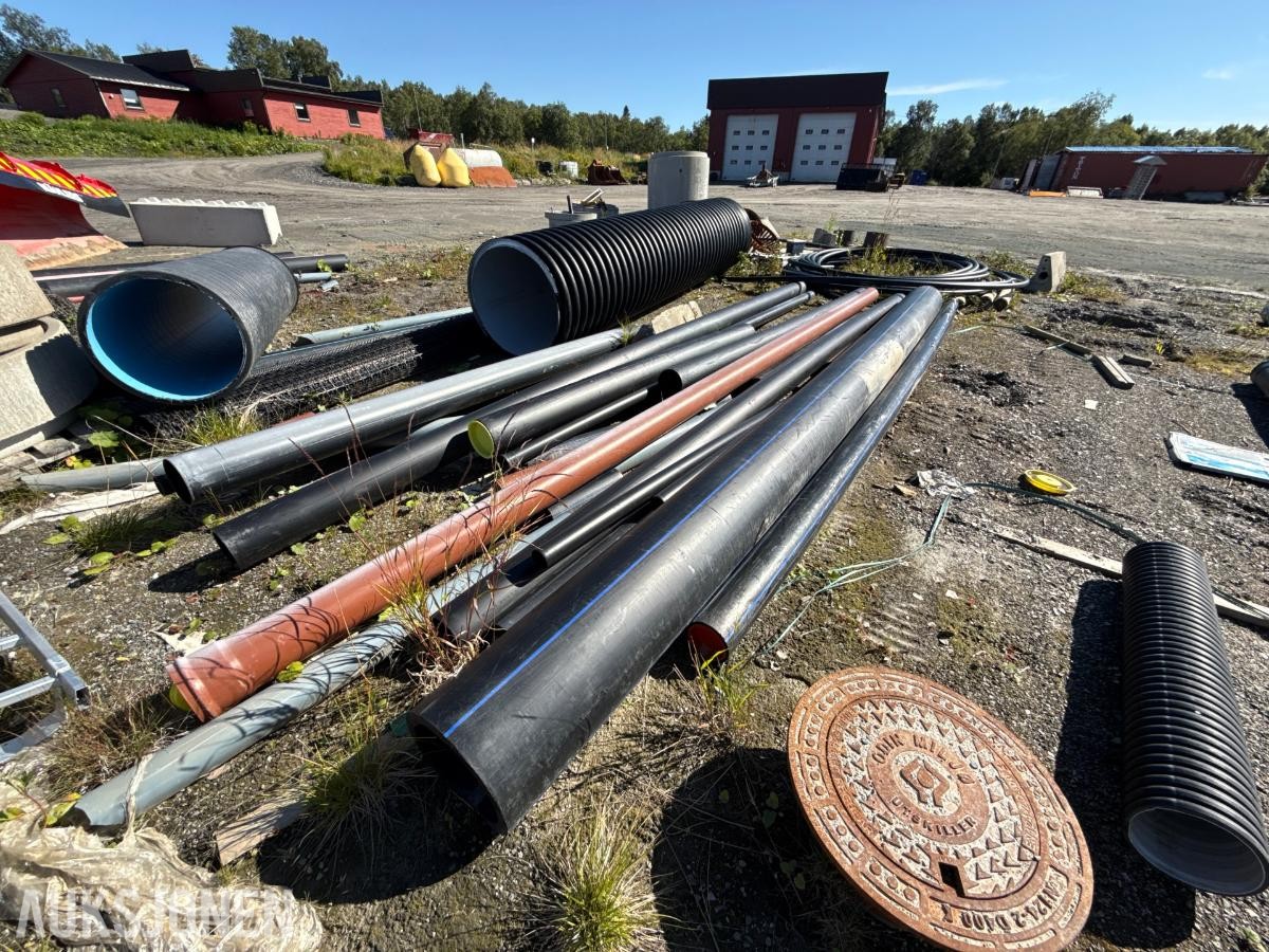 Stor pakke med rør, kummer og diverse materiell