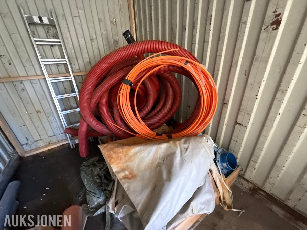 Stor pakke med rør, kummer og diverse materiell