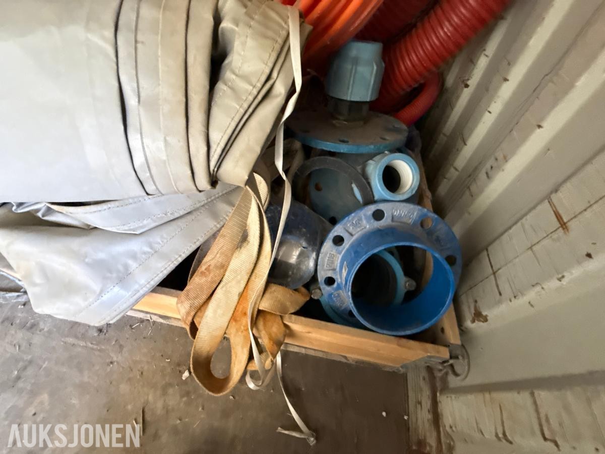 Stor pakke med rør, kummer og diverse materiell