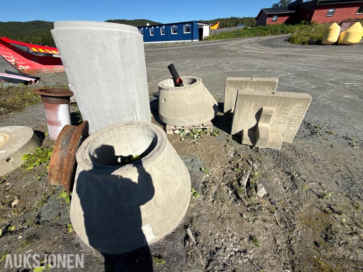 Stor pakke med rør, kummer og diverse materiell