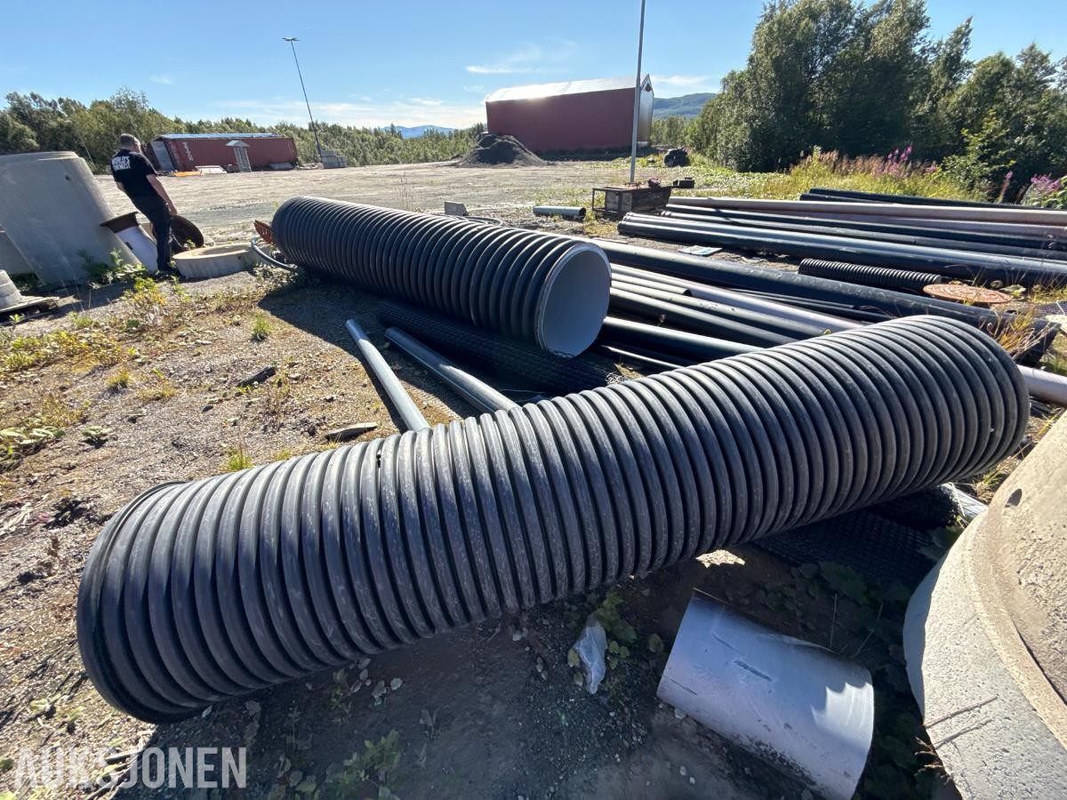 Stor pakke med rør, kummer og diverse materiell