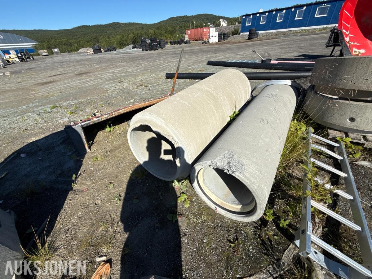Stor pakke med rør, kummer og diverse materiell