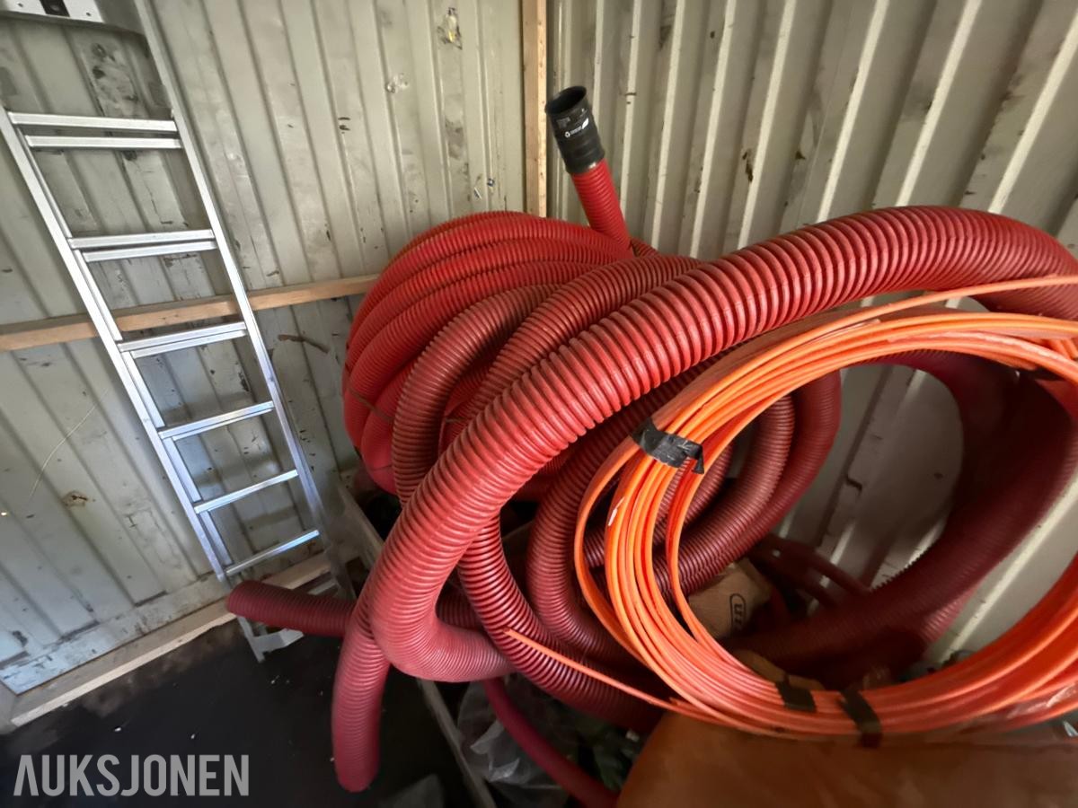 Stor pakke med rør, kummer og diverse materiell