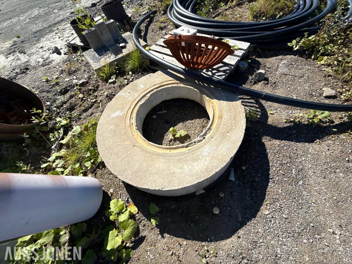 Stor pakke med rør, kummer og diverse materiell
