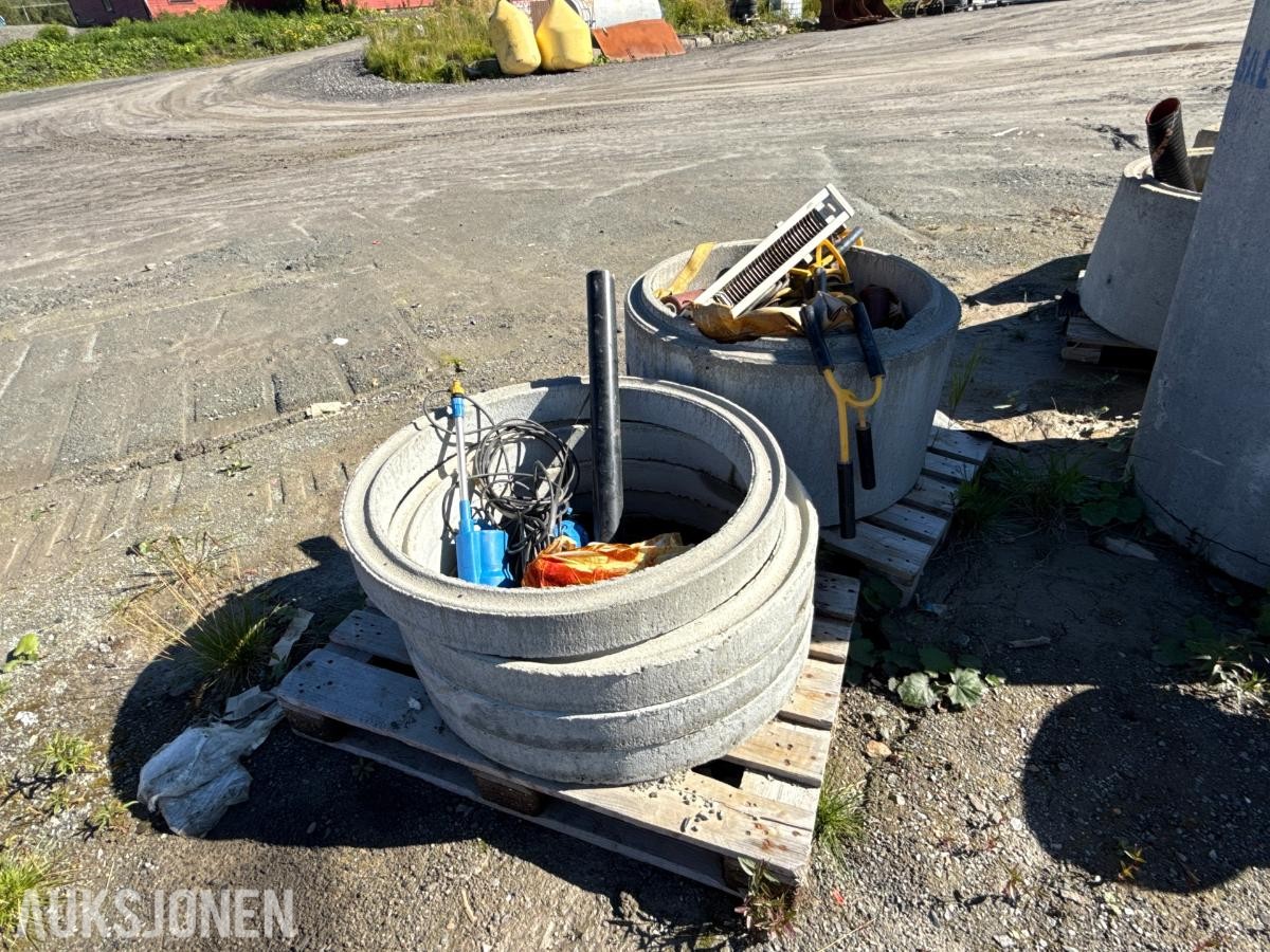 Stor pakke med rør, kummer og diverse materiell