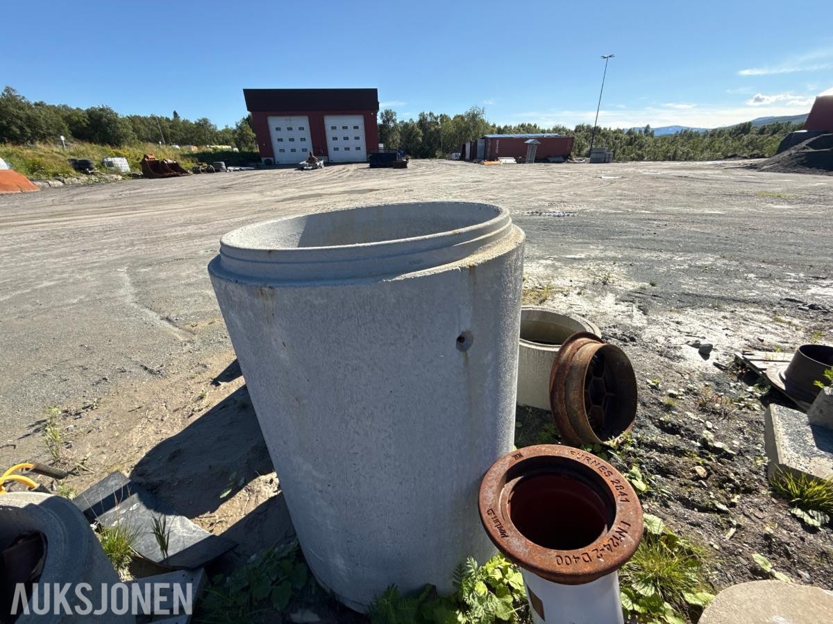Stor pakke med rør, kummer og diverse materiell