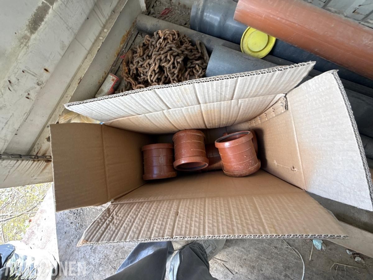 Stor pakke med rør, kummer og diverse materiell