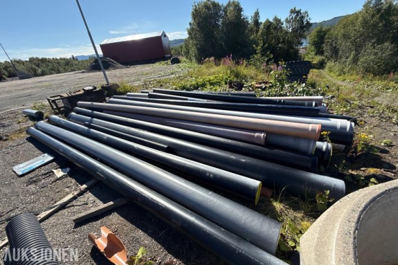 Stor pakke med rør, kummer og diverse materiell