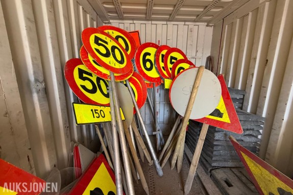 Stor pakke med trafikkskilt og varslingskilt