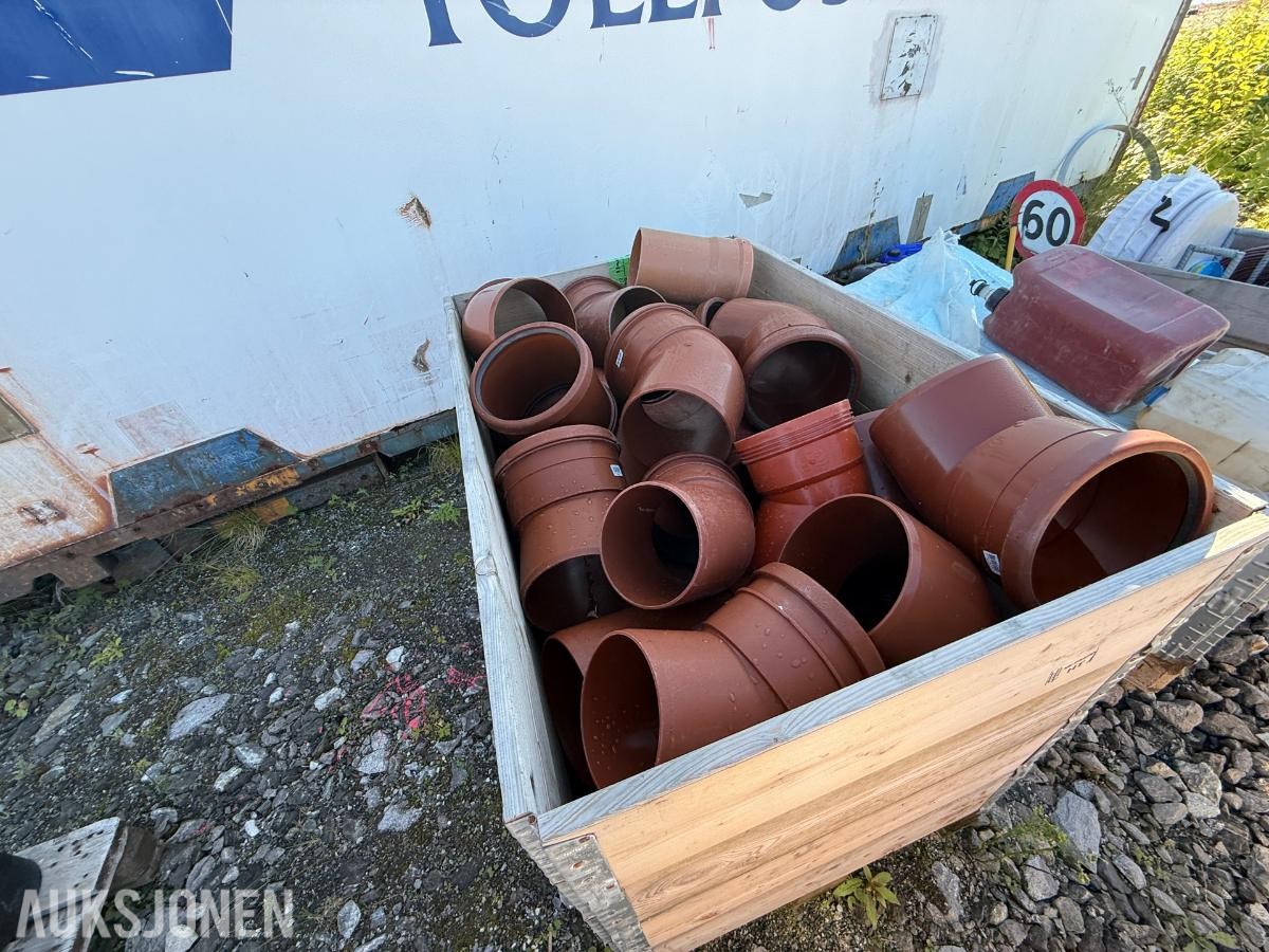 Stor pakke  med rør, PE deler, diverse VVS
