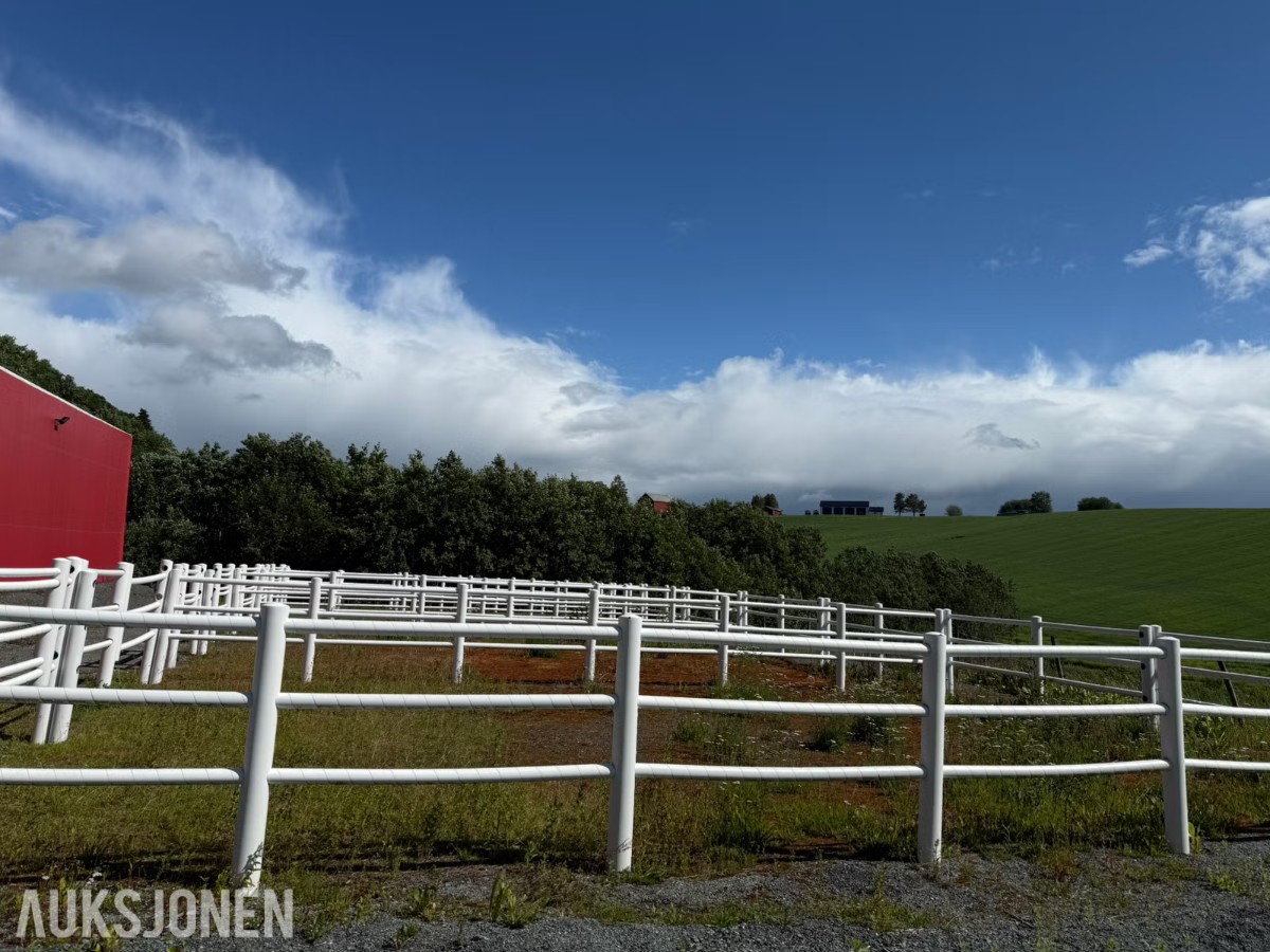 2018 Paddock gjerder i pvc med integrert strømtråd 32*12 meter