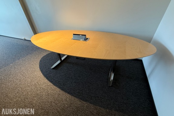 Konferansebord med stikk