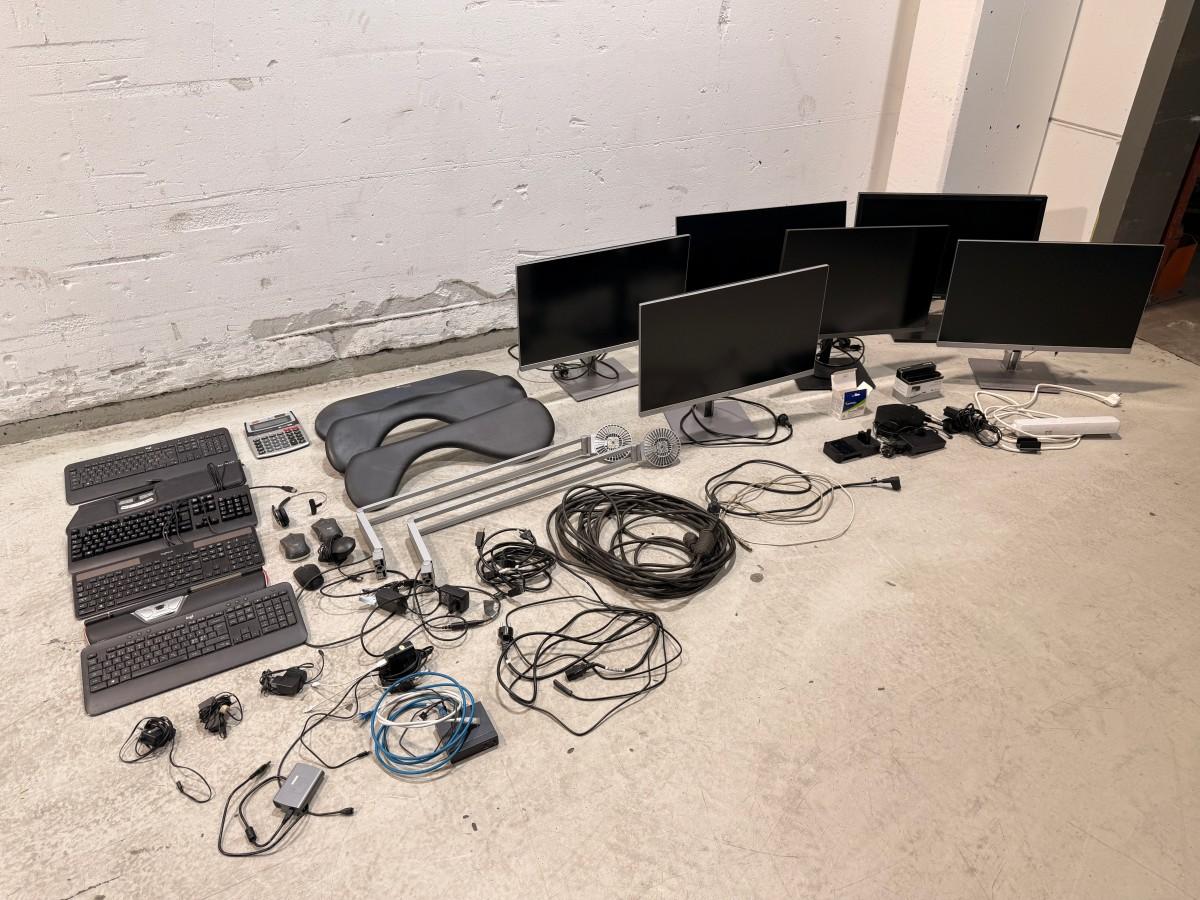 Parti med 6 skjermer, skjermarmer, dokkingstasjon og IT-utstyr