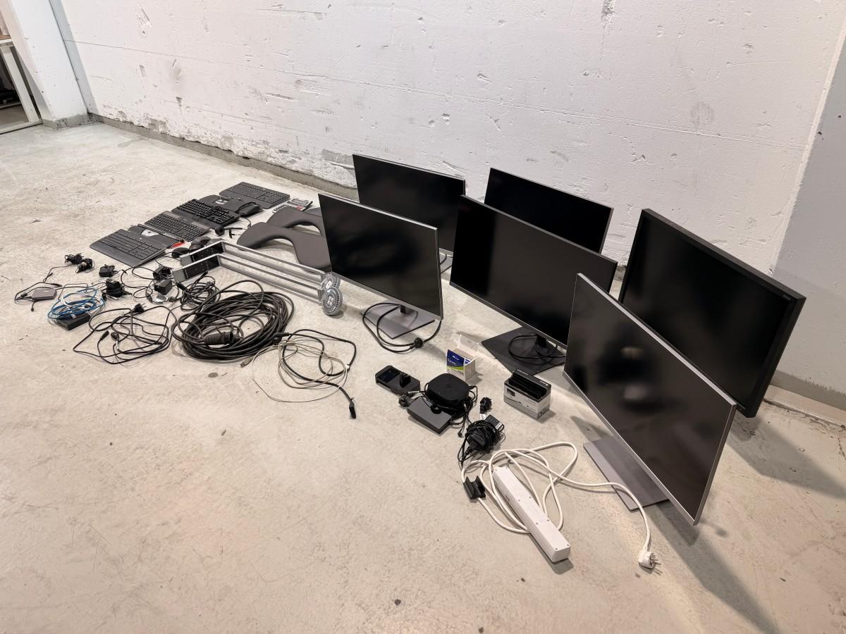 Parti med 6 skjermer, skjermarmer, dokkingstasjon og IT-utstyr