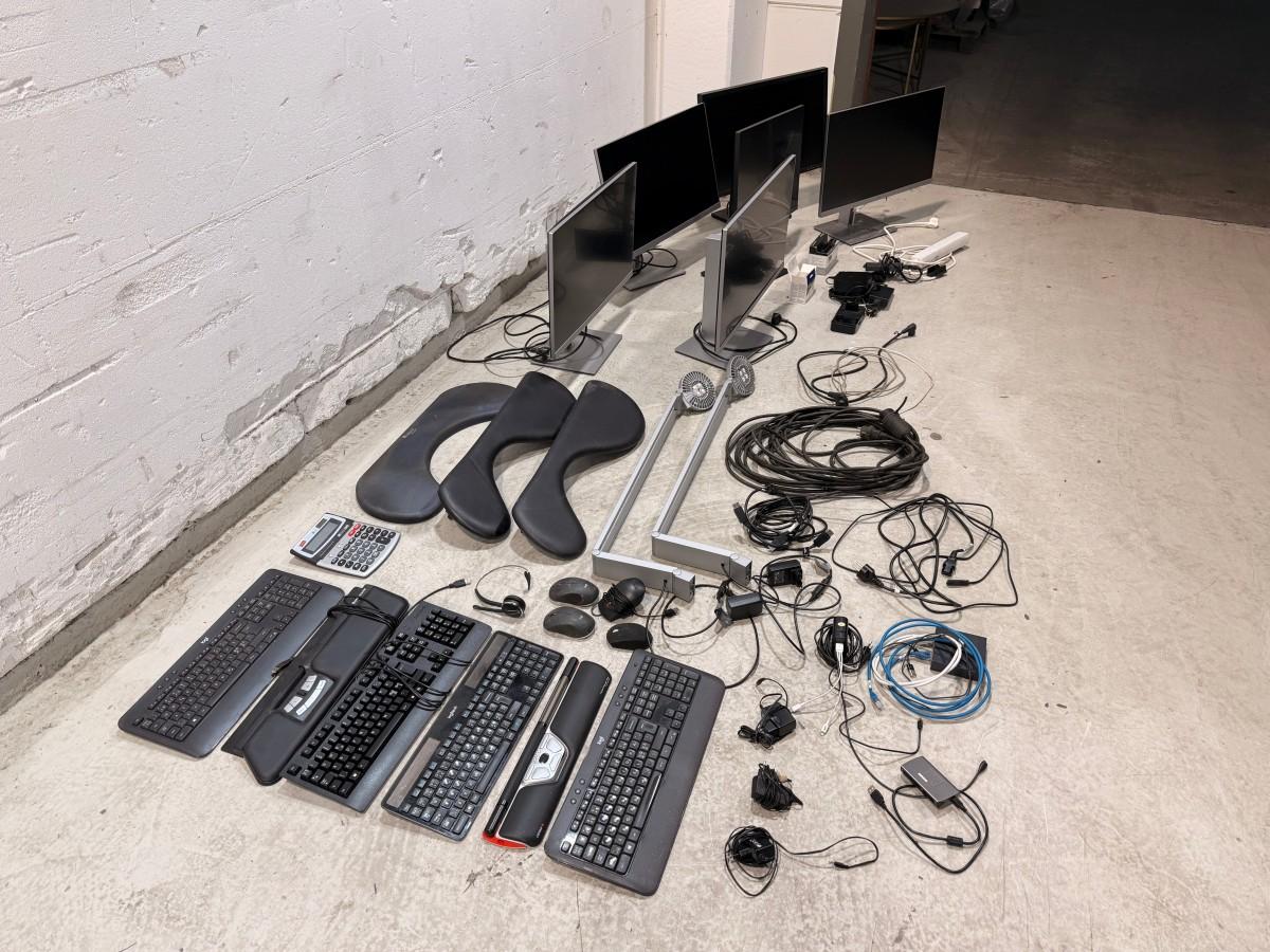Parti med 6 skjermer, skjermarmer, dokkingstasjon og IT-utstyr