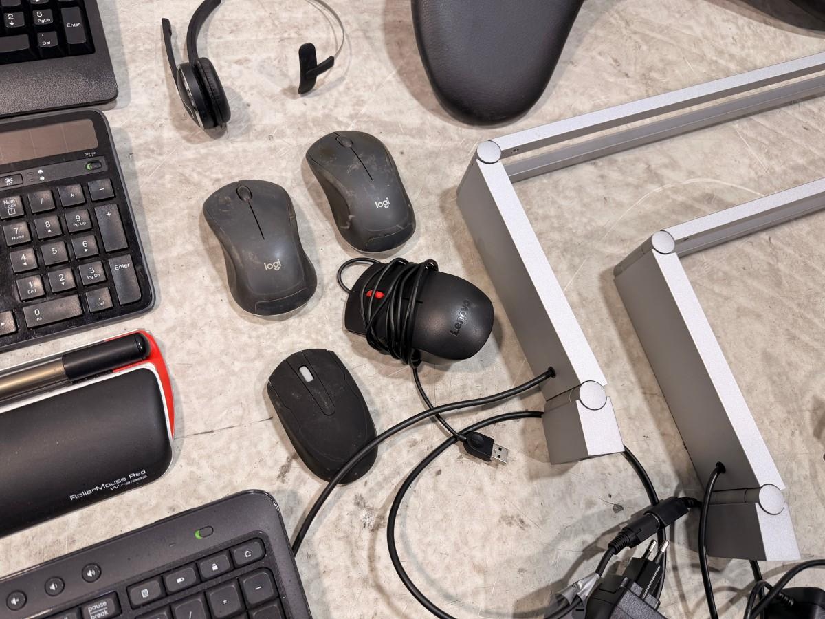 Parti med 6 skjermer, skjermarmer, dokkingstasjon og IT-utstyr