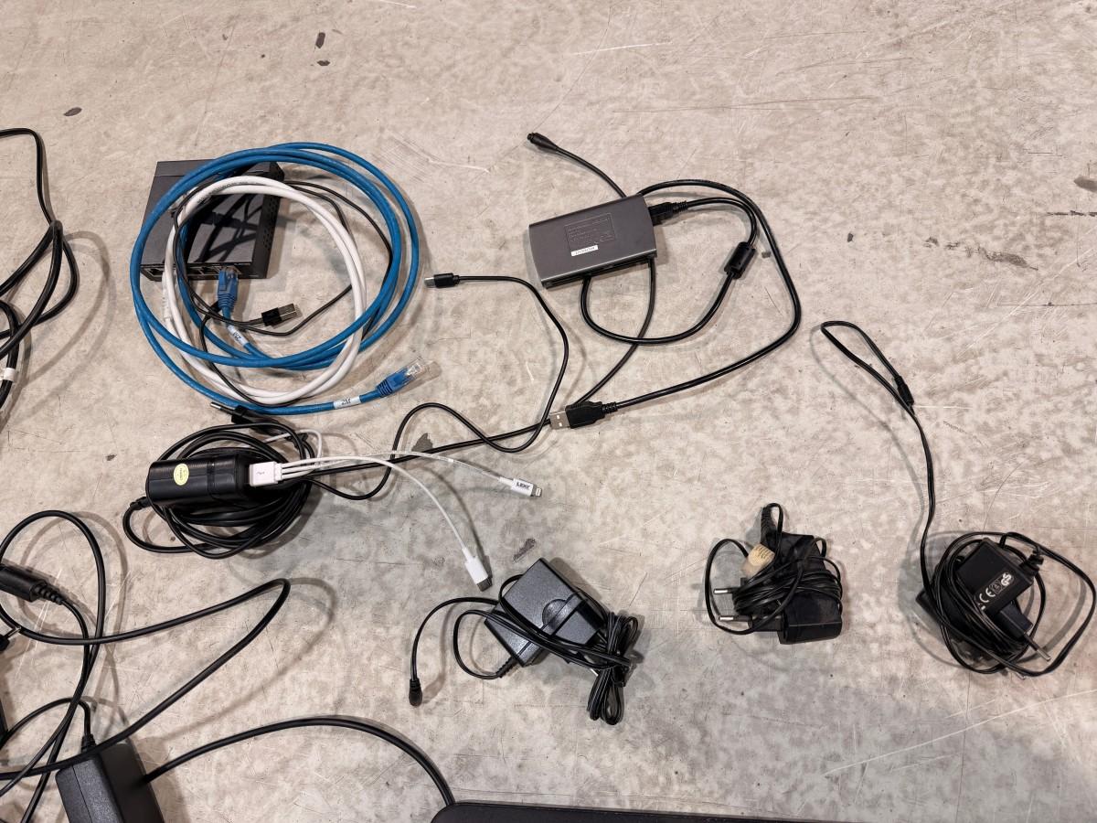Parti med 6 skjermer, skjermarmer, dokkingstasjon og IT-utstyr