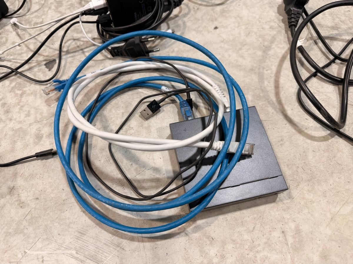 Parti med 6 skjermer, skjermarmer, dokkingstasjon og IT-utstyr