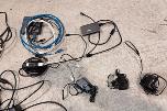 Parti med 6 skjermer, skjermarmer, dokkingstasjon og IT-utstyr