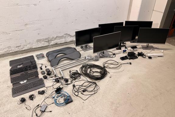 Parti med 6 skjermer, skjermarmer, dokkingstasjon og IT-utstyr